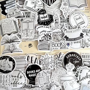Puede incluir: Una colección de pegatinas en blanco y negro con diversas ilustraciones y tipografías sobre libros. Los diseños incluyen pilas de libros, libros abiertos, detalles florales y frases como Reading, Let's Read, Books Are Magic y Book Lover.