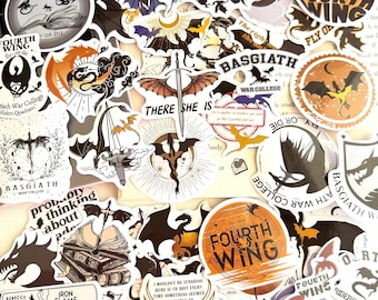 Puede incluir: Una colección de pegatinas de vinilo variadas con ilustraciones de dragones, espadas y texto relacionado con la serie Fourth Wing. Los diseños incluyen frases como Fourth Wing, Basgiath War College y Violent Little Thing en negro, naranja y blanco.