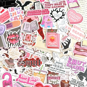 Könnte beinhalten: Eine Sammlung verschiedener Vinyl-Aufkleber mit buchbezogenen Illustrationen und Texten, darunter Phrasen wie Read more smut, Smut reader und Emotional support kindle, in verschiedenen Farben, Formen und Schriftarten auf einer Buchseite.