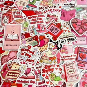 Op de afbeelding: Een verzameling kleurrijke stickers met een boeken thema. De stickers bevatten verschillende ontwerpen, waaronder open boeken, harten, rozen en teksten als "Love Books" en "Books are my Love Language". Het kleurenpalet omvat roze, rood en wit.