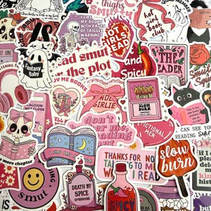 Puede incluir: Una colección de pegatinas rosas, blancas y rojas con temas relacionados con los libros. Las pegatinas presentan frases como "Spicy Book Club", "Slow Burn" y "Read Smut". Algunas pegatinas tienen ilustraciones de libros, calaveras y llamas.