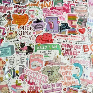 Könnte beinhalten: Eine Sammlung bunter Aufkleber mit verschiedenen Designs und Texten zum Thema Bücher und Lesen. Die Aufkleber zeigen Sätze wie "Bookish", "Hot Girls Read" und "Slow Burn Romance". Die Farbpalette umfasst Rosa, Lila und Grün.