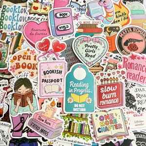 Puede incluir: Una colección de pegatinas coloridas con temas relacionados con los libros. Los diseños incluyen libros abiertos, corazones y frases como «Reading in Progress» y «One More Chapter». Las pegatinas presentan varias fuentes e ilustraciones.