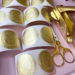 Goudkleurige kerstSTICKERS met reliëf van 50 mm | Verpakkingsstickers| Verpakkingsetiketten| Stickers met reliëfdruk kerstman speciale bezorging noordpool
