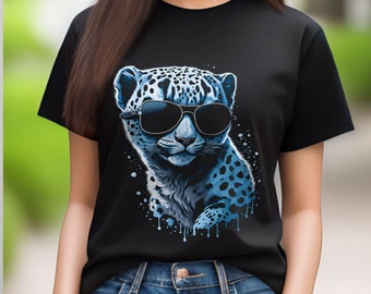 Può includere: Maglietta nera con una grafica di un leopardo delle nevi blu e bianco con occhiali da sole. Il testo "BLACK" è visualizzato sopra la maglietta.