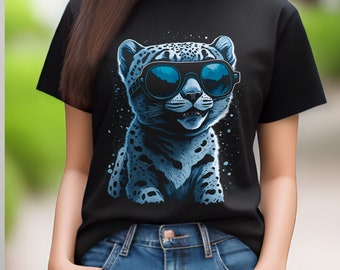 Può includere: Maglietta nera con un leopardo delle nevi blu e bianco di cartone animato che indossa occhiali da sole. Il leopardo delle nevi è seduto su uno sfondo nero con stelle bianche.