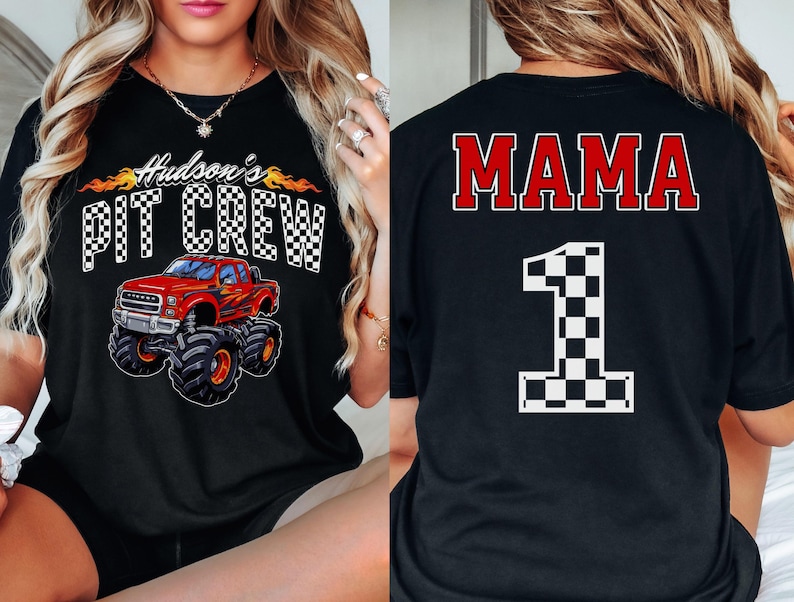 Pu&ograve; includere: Due magliette nere a tema corse. Una maglietta dice "Hudson's Pit Crew" con una grafica di un monster truck rosso. L'altra maglietta dice "MAMA" con una bandiera a scacchi numero uno.