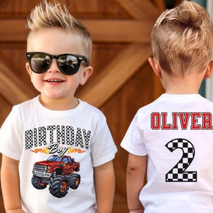 Pu&ograve; includere: Due magliette bianche con un design di monster truck e il testo "Birthday Boy" su una maglietta e il nome "Oliver" e il numero "2" sull'altra maglietta.