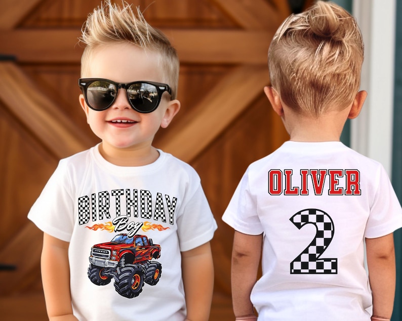 Pu&ograve; includere: Due magliette bianche con un design di monster truck e il testo "Birthday Boy" su una maglietta e il nome "Oliver" e il numero "2" sull'altra maglietta.