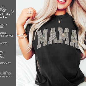 Puede incluir: Camiseta negra con la palabra "MAMA" en un dise&ntilde;o de camuflaje en el pecho. La camiseta tiene cuello redondo y mangas cortas. El texto "why choose us?" est&aacute; en el lado izquierdo de la imagen.