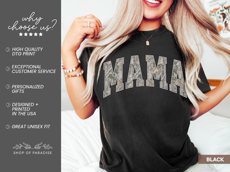 Puede incluir: Camiseta negra con la palabra "MAMA" en un dise&ntilde;o de camuflaje en el pecho. La camiseta tiene cuello redondo y mangas cortas. El texto "why choose us?" est&aacute; en el lado izquierdo de la imagen.