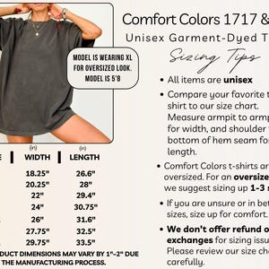 Puede incluir: Una camiseta unisex Comfort Colors te&ntilde;ida en prenda de color gris oscuro. La imagen incluye una tabla de tallas con medidas en cent&iacute;metros, y el texto dice que el modelo lleva una XL para un look oversize. La modelo mide 1,73 m.