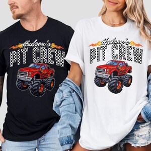 Pu&ograve; includere: Due t-shirt bianche e nere con una grafica di un monster truck rosso e il testo "Hudson's Pit Crew".