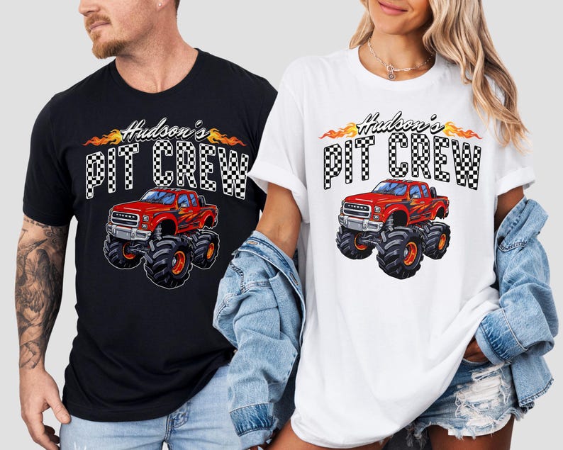 Pu&ograve; includere: Due t-shirt bianche e nere con una grafica di un monster truck rosso e il testo "Hudson's Pit Crew".