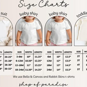 Pu&ograve; includere: Tabella delle taglie per magliette e body per neonati e bambini piccoli. La tabella mostra la taglia, la larghezza e la lunghezza di ogni capo in pollici. La tabella &egrave; etichettata "baby suit", "baby shirt" e "toddler shirt".