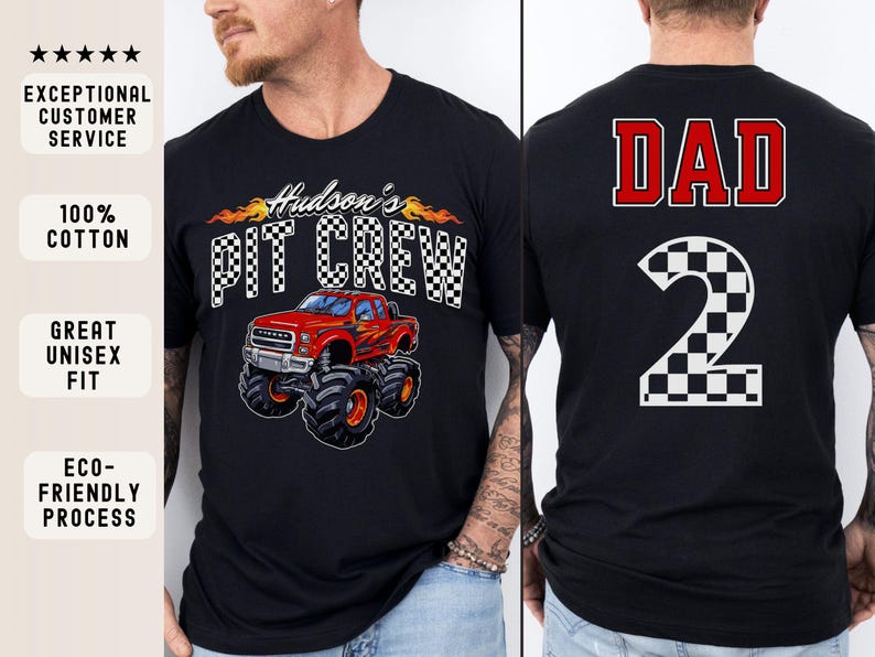 Pu&ograve; includere: Due magliette nere con un design di monster truck e il testo "Hudson's Pit Crew" su una maglietta e il testo "DAD" e un numero a scacchi "2" sull'altra maglietta.