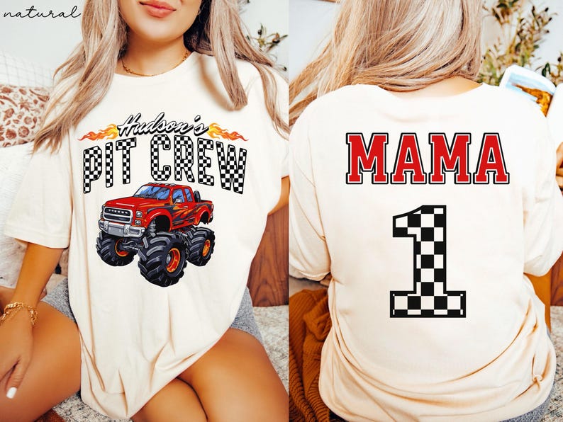 Pu&ograve; includere: Due magliette bianche a tema corse. Una maglietta presenta un monster truck rosso con il testo "Hudson's Pit Crew". L'altra maglietta ha il testo "MAMA" e una bandiera a scacchi numero uno.