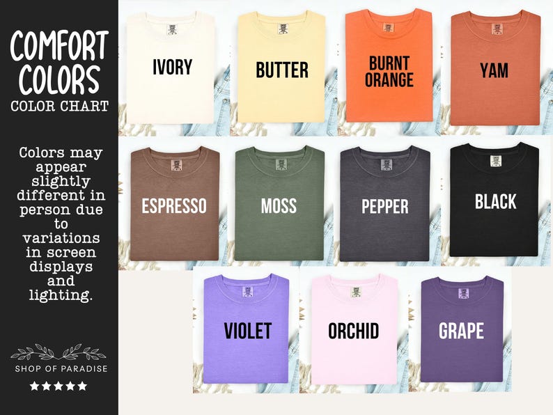 K&ouml;nnte beinhalten: Eine Comfort Colors Farbkarte mit elf T-Shirts in verschiedenen Farbt&ouml;nen: Elfenbein, Butter, gebranntes Orange, Yam, Espresso, Moos, Pfeffer, Schwarz, Violett, Orchidee und Traube. Jedes T-Shirt ist mit dem entsprechenden Farbnamen in Schwarz beschriftet.