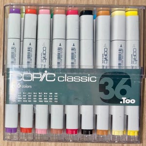 Copic Classic 36 Sketch Colors Double Ended Marker Set NUOVO Calligrafia Aerografia Grafica Arte Inchiostro Pittura