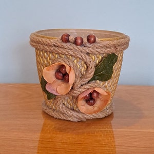 Seil und Kunstblume überzogener Kunststoff gold Mesh gemusterter Blumentopf mit Holzperlen