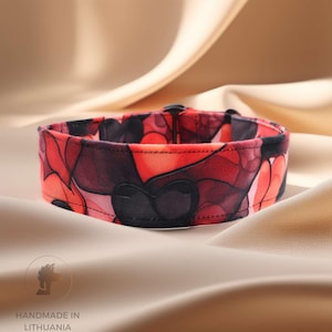 Collar ancho para perro de 40 mm / My Valentine / Collar de terciopelo rojo con corazones hecho a mano por Distinguish Me