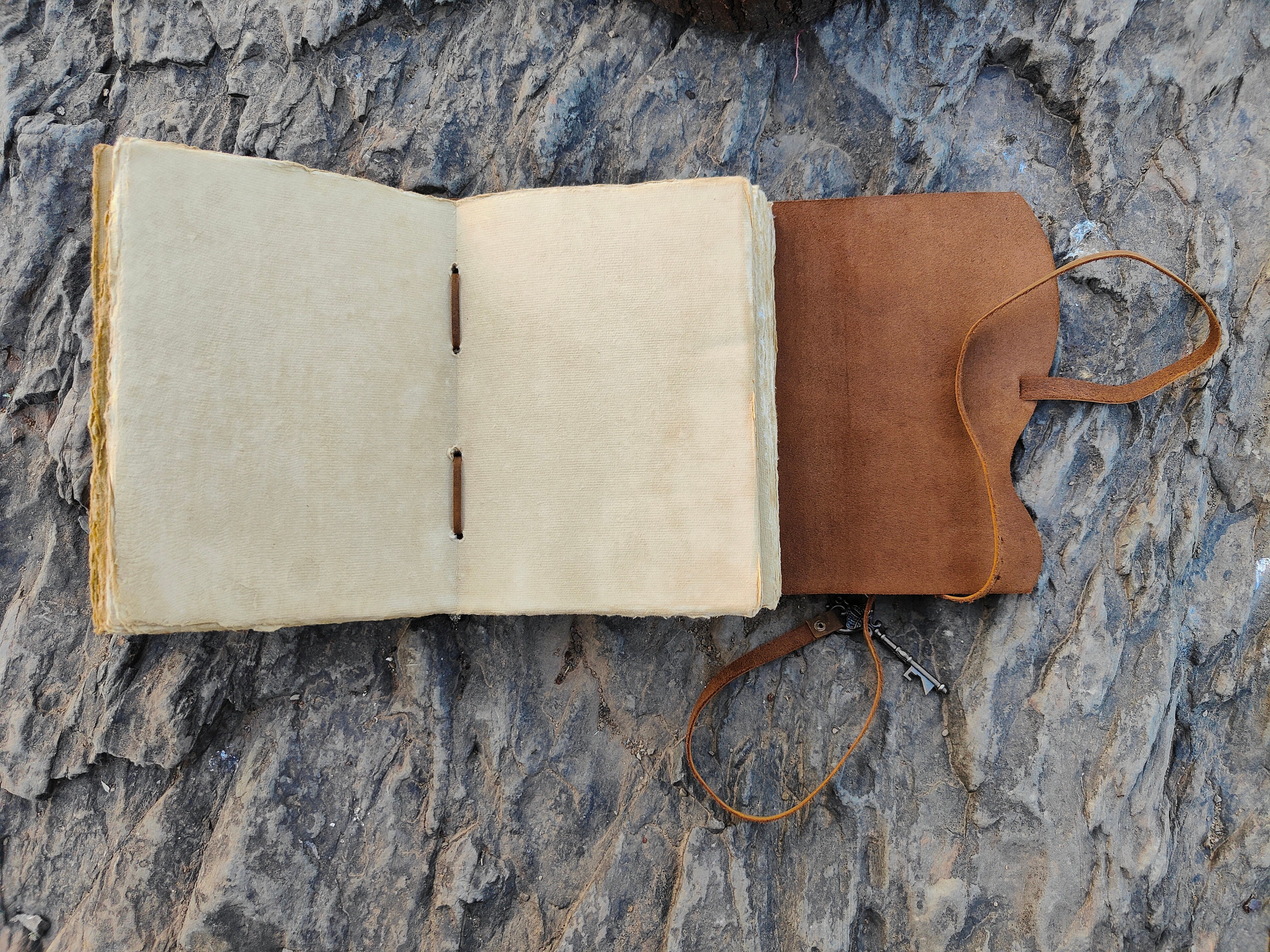 Acheter Journal en cuir - Journal relié en cuir - Papier de bord antique fait à la main - Carnet de croquis en cuir - Journal du Livre des Ombres Acheter Journal en cuir - Journal relié en cuir - Papier de bord antique fait à la main - Carnet de croquis en cuir - Journal du Livre des Ombres