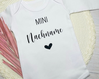 Babybody personalisiert / Schwangerschaft verkünden / Geschenk zur Geburt / Mini Nachname / Babybody mit Nachnamen