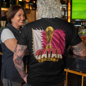 Qatar VM 2026 T-shirt, Qatar fotbollsfan-t-shirt, dubbelsidig fotbollst-shirt, Qatar flagga trofégrafik bild 6