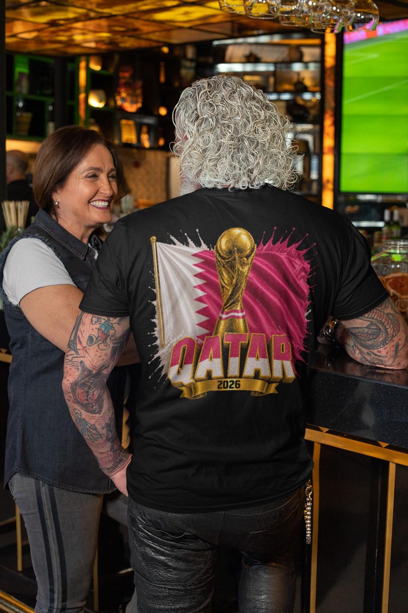 Qatar VM 2026 T-shirt, Qatar fotbollsfan-t-shirt, dubbelsidig fotbollst-shirt, Qatar flagga trofégrafik bild 6