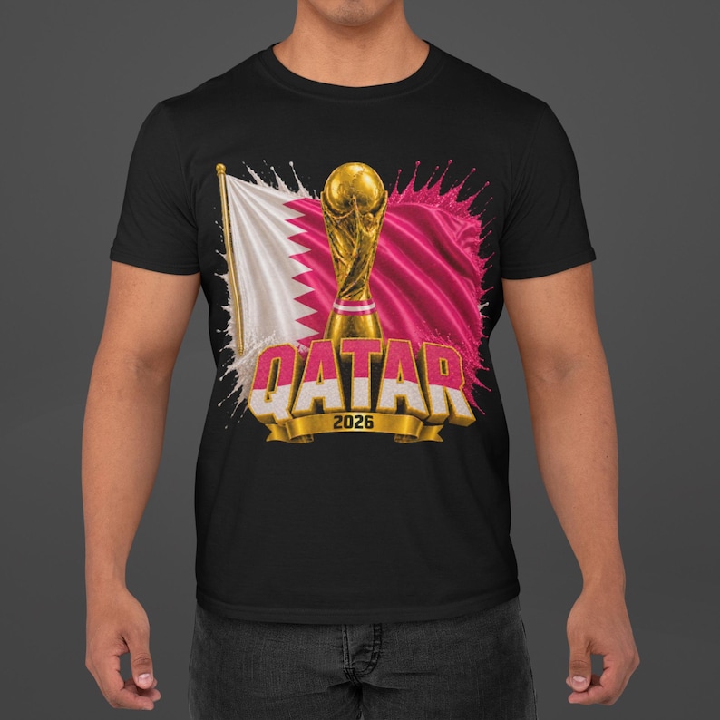 Qatar VM 2026 T-shirt, Qatar fotbollsfan-t-shirt, dubbelsidig fotbollst-shirt, Qatar flagga trofégrafik bild 1