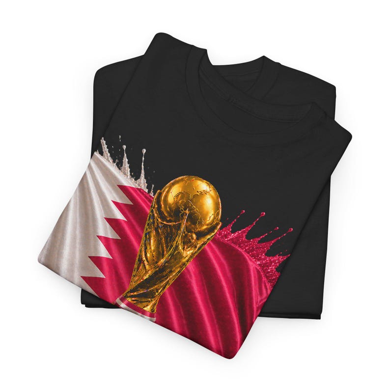 Qatar VM 2026 T-shirt, Qatar fotbollsfan-t-shirt, dubbelsidig fotbollst-shirt, Qatar flagga trofégrafik bild 10