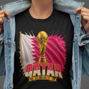 Qatar VM 2026 T-shirt, Qatar fotbollsfan-t-shirt, dubbelsidig fotbollst-shirt, Qatar flagga trofégrafik bild 2