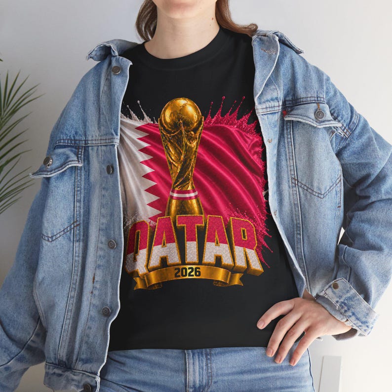 Qatar VM 2026 T-shirt, Qatar fotbollsfan-t-shirt, dubbelsidig fotbollst-shirt, Qatar flagga trofégrafik bild 9