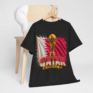 Qatar VM 2026 T-shirt, Qatar fotbollsfan-t-shirt, dubbelsidig fotbollst-shirt, Qatar flagga trofégrafik bild 11