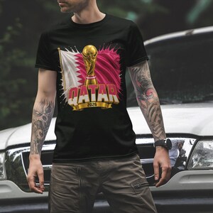 Qatar VM 2026 T-shirt, Qatar fotbollsfan-t-shirt, dubbelsidig fotbollst-shirt, Qatar flagga trofégrafik bild 4