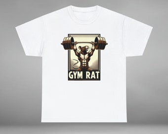 Könnte beinhalten: Weißes T-Shirt mit einem Motiv eines muskulösen Ratten, der eine Langhantel hebt. Das Motiv ist in einem braunen und beigefarbenen Farbschema gehalten und von einem beigefarbenen Rechteck umgeben. Der Text "GYM RAT" ist unter dem Motiv gedruckt.