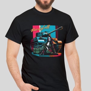 Puede incluir: Una camiseta negra con un gráfico de una mujer con gafas de sol sentada en un tanque con la palabra "Bombshell" en una fuente retro.