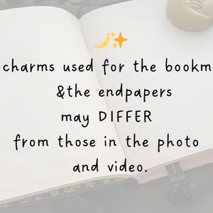 Puede incluir: Libro abierto con texto: "Los abalorios utilizados para los marcadores y los papeles finales pueden DIFERIR de los de la foto y el v&iacute;deo." Con luna y estrella.