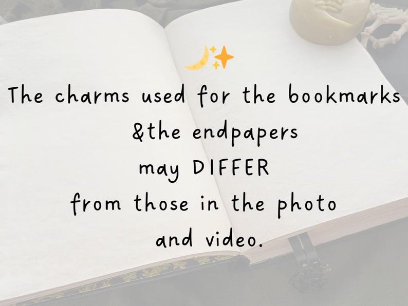 Puede incluir: Libro abierto con texto: "Los abalorios utilizados para los marcadores y los papeles finales pueden DIFERIR de los de la foto y el v&iacute;deo." Con luna y estrella.