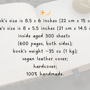 Puede incluir: Un libro abierto con texto que describe sus caracter&iacute;sticas. El libro mide 22 cm x 15 cm, con p&aacute;ginas de 21 cm x 14,5 cm. Contiene 300 hojas envejecidas (600 p&aacute;ginas), pesa aproximadamente 1 kg y tiene una cubierta de cuero vegano. Hecho a mano.