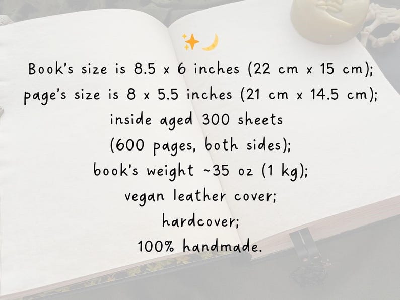 Puede incluir: Un libro abierto con texto que describe sus caracter&iacute;sticas. El libro mide 22 cm x 15 cm, con p&aacute;ginas de 21 cm x 14,5 cm. Contiene 300 hojas envejecidas (600 p&aacute;ginas), pesa aproximadamente 1 kg y tiene una cubierta de cuero vegano. Hecho a mano.