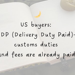 Puede incluir: Cuaderno abierto con texto: "US buyers: DDP (Delivery Duty Paid) - customs duties and fees are already paid." Una ilustraci&oacute;n de luna creciente amarilla est&aacute; en la esquina superior izquierda. Un objeto decorativo est&aacute; en la esquina superior derecha.