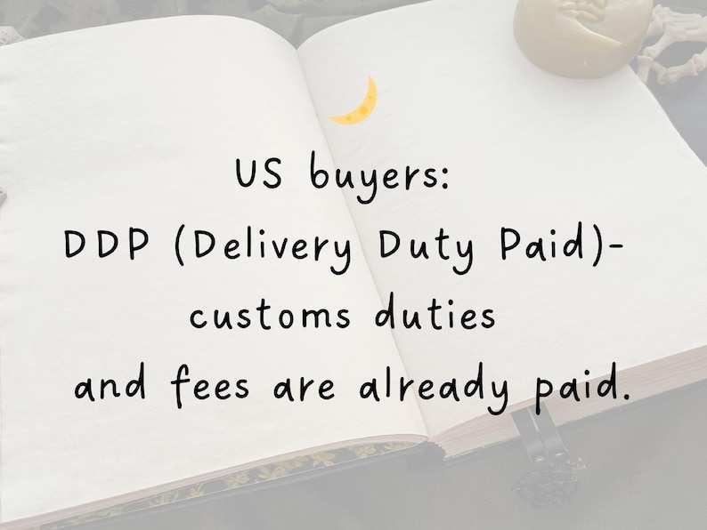 Puede incluir: Cuaderno abierto con texto: "US buyers: DDP (Delivery Duty Paid) - customs duties and fees are already paid." Una ilustraci&oacute;n de luna creciente amarilla est&aacute; en la esquina superior izquierda. Un objeto decorativo est&aacute; en la esquina superior derecha.