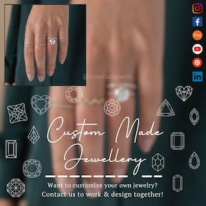 Pode incluir: Uma m&atilde;o com v&aacute;rios an&eacute;is de ouro, incluindo um anel de noivado solit&aacute;rio. A imagem apresenta o texto "Custom Made Jewellery" e o apelo &agrave; a&ccedil;&atilde;o "Want to customize your own jewelry? Contact us to work & design together!"