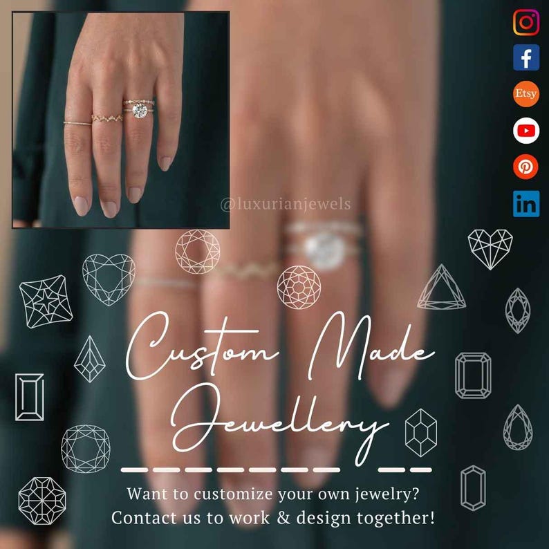 Pode incluir: Uma m&atilde;o com v&aacute;rios an&eacute;is de ouro, incluindo um anel de noivado solit&aacute;rio. A imagem apresenta o texto "Custom Made Jewellery" e o apelo &agrave; a&ccedil;&atilde;o "Want to customize your own jewelry? Contact us to work & design together!"