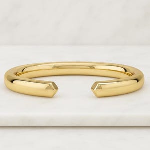 Anillo de compromiso de oro amarillo macizo con banda abierta y ajuste cómodo para mujer