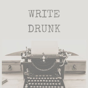Puede incluir: Imagen en tonos sepia de una máquina de escribir Remington Standard vintage sobre un escritorio de madera. El texto "WRITE DRUNK" está encima de la máquina de escribir, y "EDIT SOBER" debajo. Una hoja de papel está insertada.