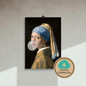 Könnte beinhalten: Ein digitaler Download eines Gemäldes einer Frau mit einem blauen Kopftuch und einem Perlenohrring, die eine Blase bläst. Das Gemälde ist eine Parodie auf das berühmte Gemälde "Mädchen mit dem Perlenohrring".