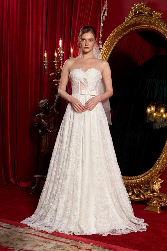 Vintage Touch White Embroidered Lace and Satin Wedding Dress – Strapless Design with Elegant Tulle Details