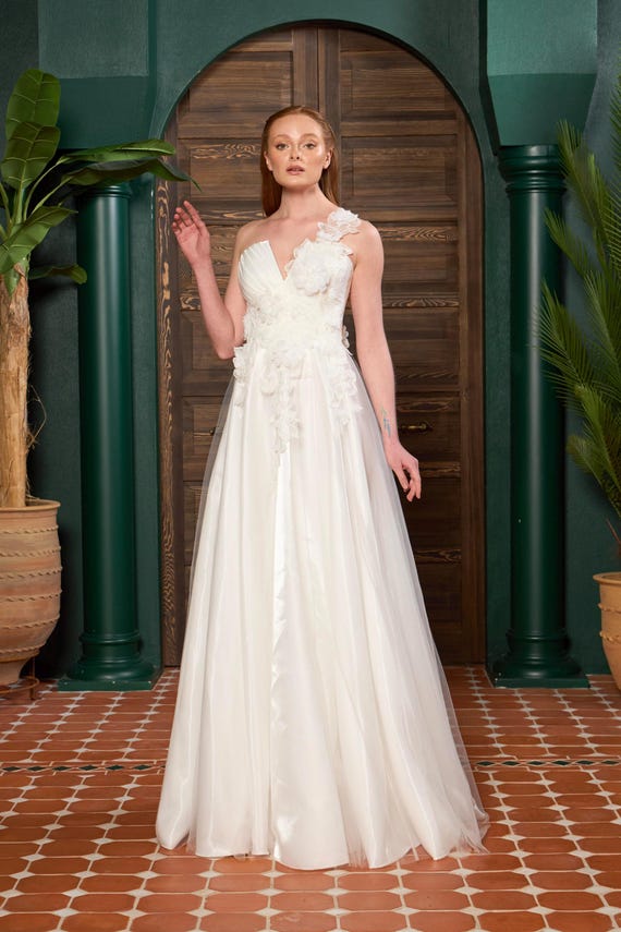 White 3D Lace Detailed Satin Draped Wedding Dress – Elegant Bridal Gown for Ceremony